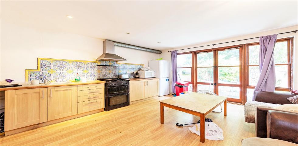 			4 Bedroom, 1 bath, 1 reception Flat			 Brondesbury Park, KILBURN